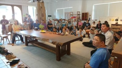 新竹林管處辦理木工教室，活動參訪位於北埔鄉的看山手作(CASA HANDS)，成員們專注的聆聽創作者的靈感與發想。(攝影者-顔翊卉)
